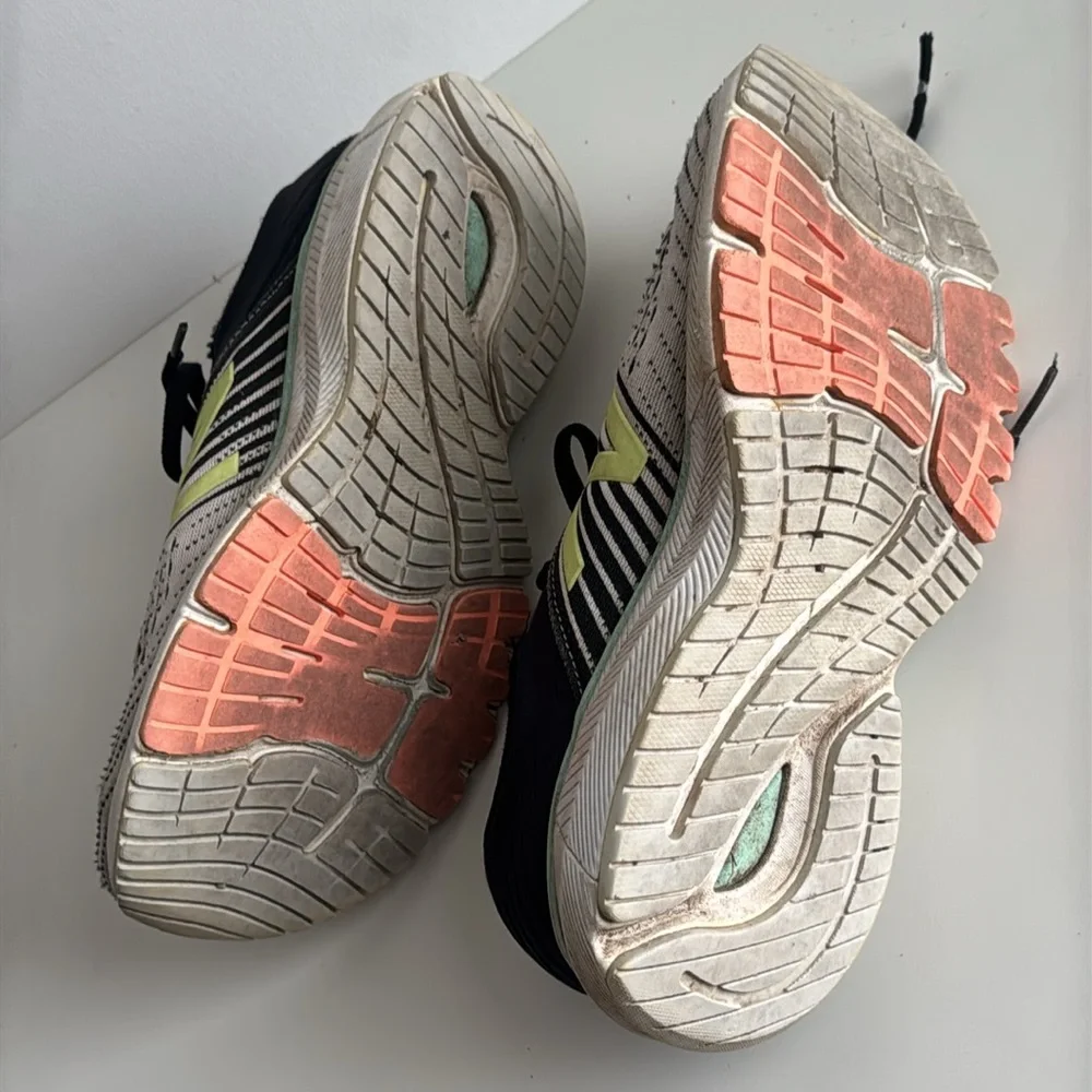 New Balance 860 Running Shoes Size 8 worn but still have some miles left in them - Picture 2 of 6